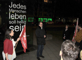 Vor dem Eisner-Denkmal: links Daniela Di Benedetto, Landtagskandidatin, mitte Markus Rinderspacher, </br>stv. Präsident des Bayerischen Landtags