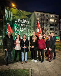 Vor dem Denkmal für Kurt Eisner, unter Anderem (li) Markus Rinderspacher, stv, Präs. d. Bayerischen Landtags, (2.v.li) Daniela Di Benedetto. Landtagskandidatin, (4.v.li.) Florian Ritter, MdL, davor Christina Chatziparasidou, Bezirkstagskandidatin